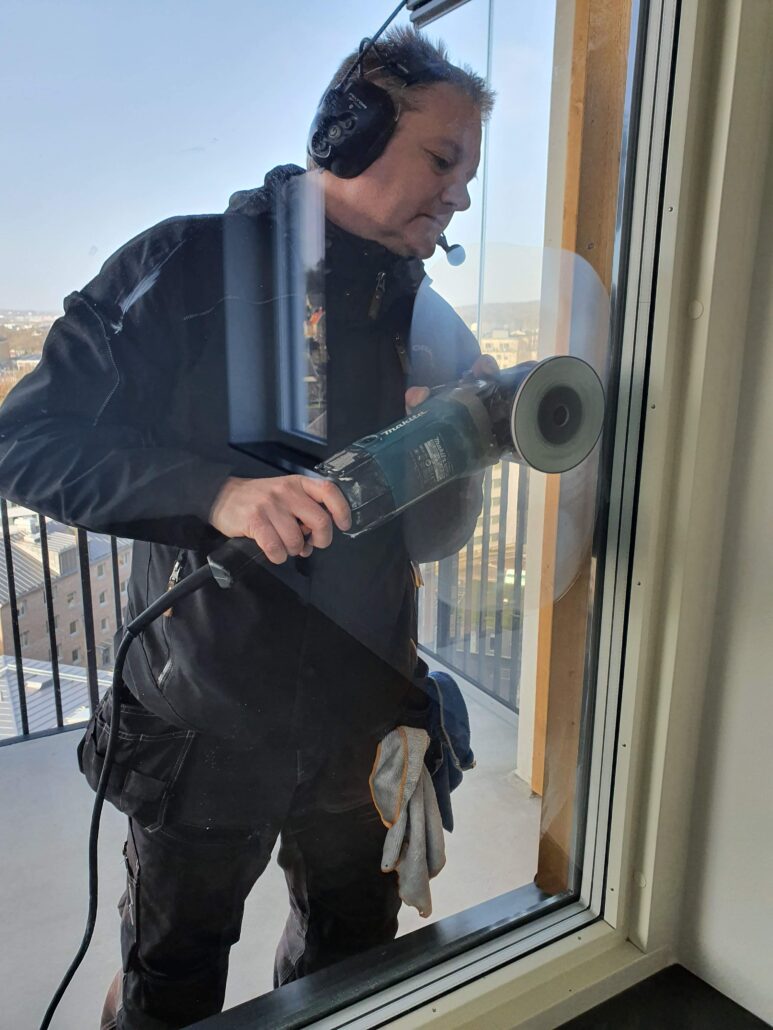 Avlägsnar repor på glas.